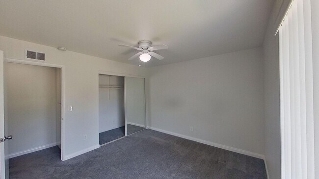 Building Photo - 121 Greentree Ln