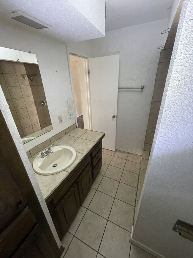 Building Photo - 3-Bedroom Duplex in OKC