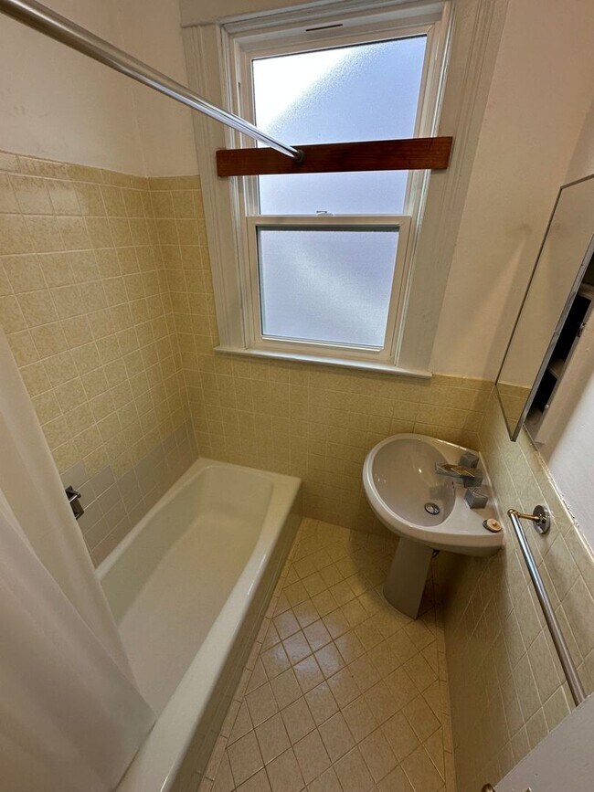 Building Photo - 1141