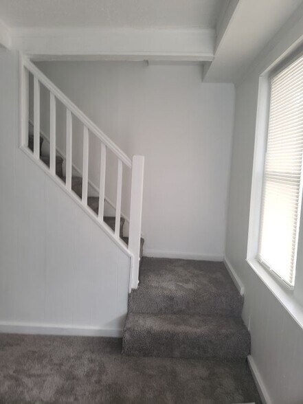 Building Photo - 209 W Cedar Ave