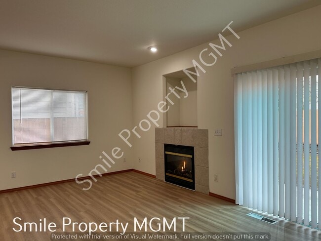 Building Photo - Lovely house with 3 bedrooms and 2.5 bathroom.