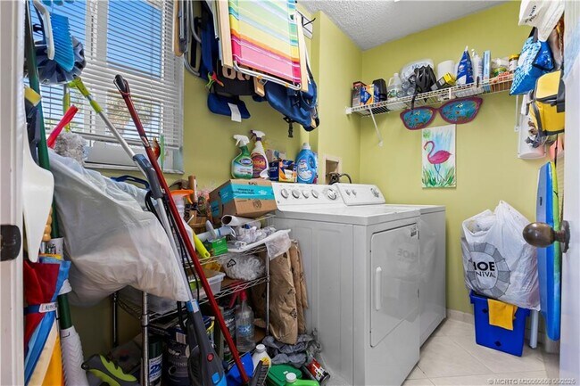 Building Photo - 5571 NE Gulfstream Way