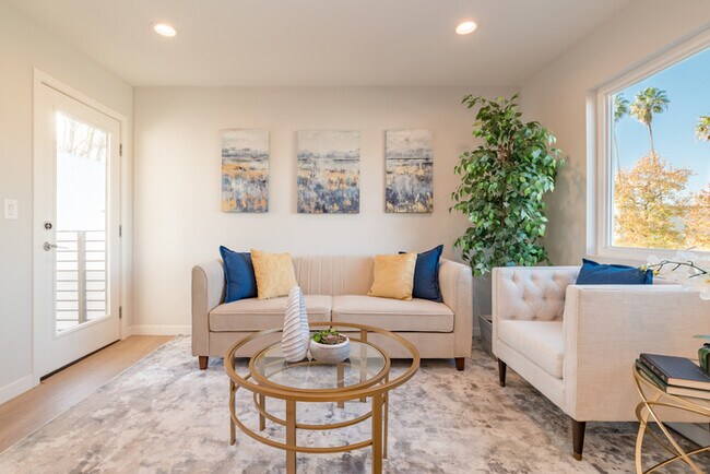 Building Photo - Two Bedroom Town Home-style Like Near NoHo...