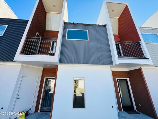 Building Photo - 113 Bayou St