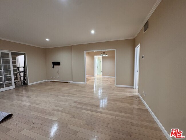Building Photo - 8550 Holloway Dr