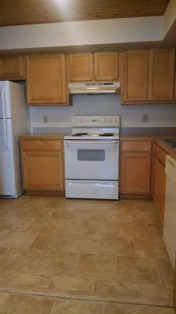 Building Photo - 3 Bedroom, Spacious Townhome- Available July 2026!