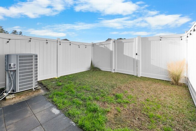 Building Photo - 2 Bed 2.5 Bath Townhome