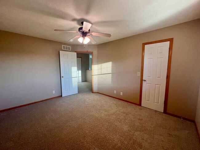 Building Photo - **AVAILABLE SOON**Beautiful 3 bed townhome off 84th & Holdrege
