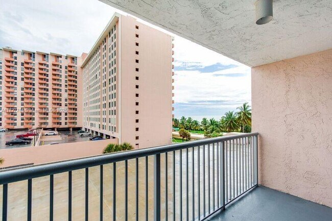 Building Photo - 2655 Collins Ave