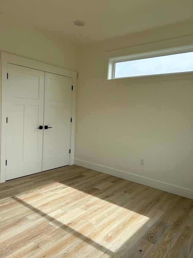Building Photo - Gorgeous Custom Condo in Hamilton