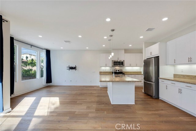 Building Photo - 18 Prominence