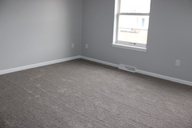 Building Photo - Townhouse