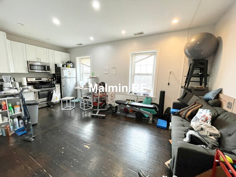 Building Photo - 998 Tremont St