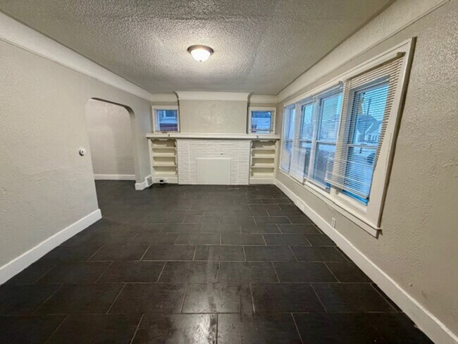 Building Photo - 3 bedroom 1 bath for lease- Section 8 ready call 313-429-3244 KPM Detroit