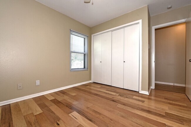 Building Photo - 3404-3404 Ridge Ash