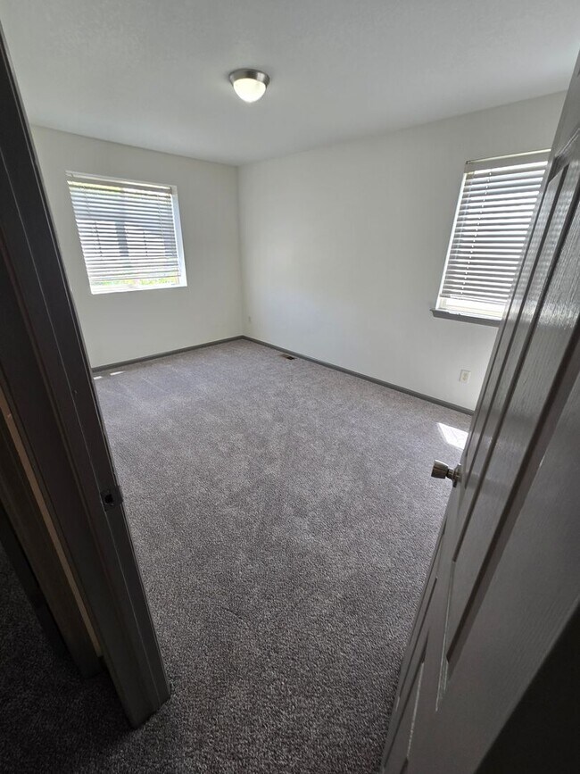 Building Photo - Spacious and Bright 4 Bedroom Home with Garage and Basement Now Available!