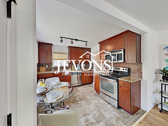 Building Photo - Discover the warmth of this lovely single-family home in the heart of Seattle