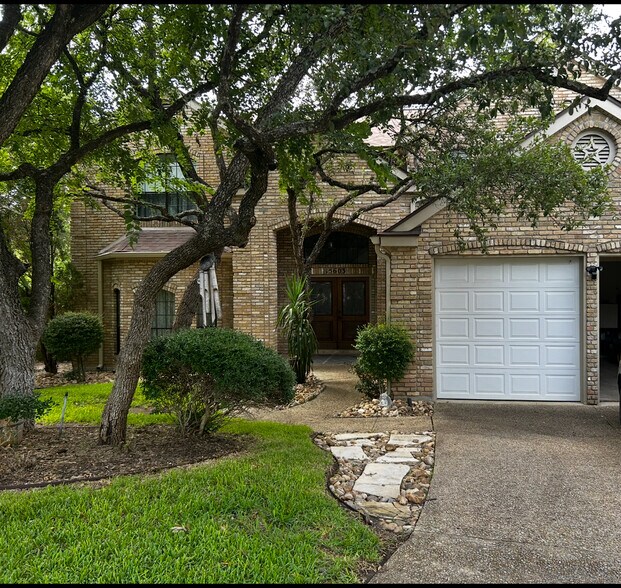 front of home - 15603 Rose Cres