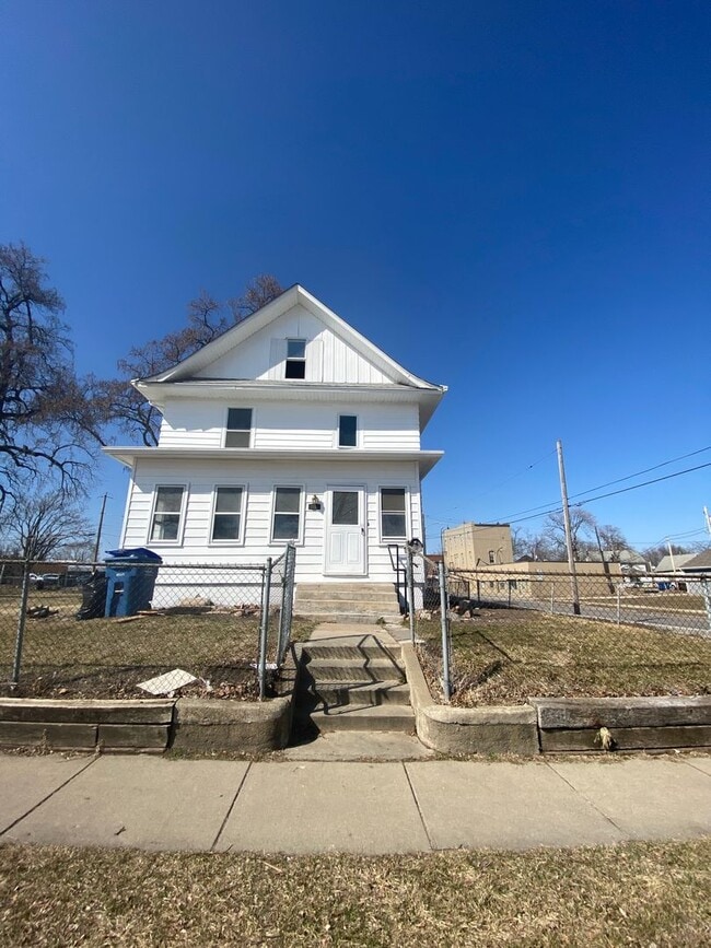 Building Photo - Spacious Home Available Now!