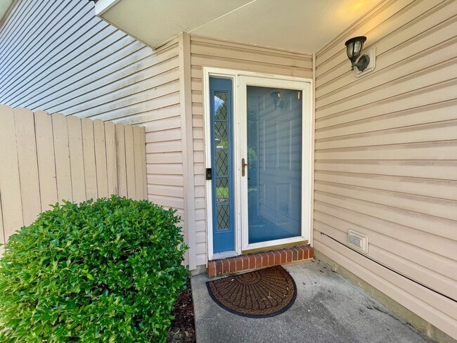 Building Photo - Soaring Ceilings & Spacious Living in Western Branch
