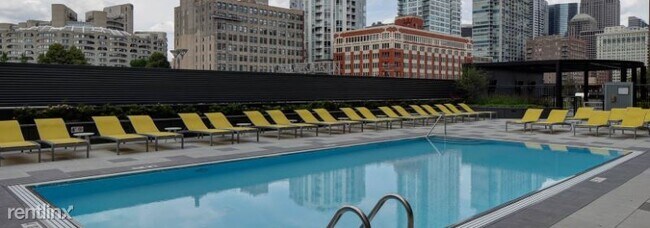 Building Photo - Studio, 1 bath Condo - 850 N Clark St