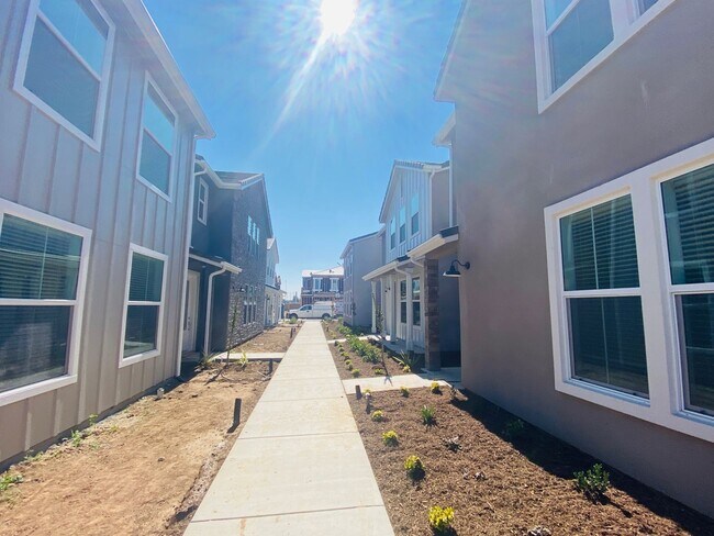Building Photo - $2,295 + $100 Solar, Copper Ave. & Willow,...
