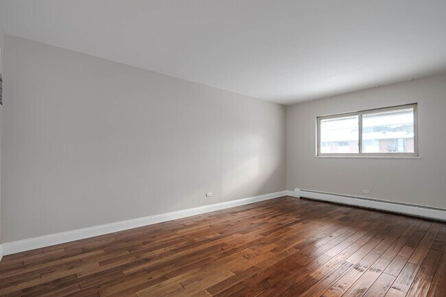 Building Photo - 685 E Fullerton Ave