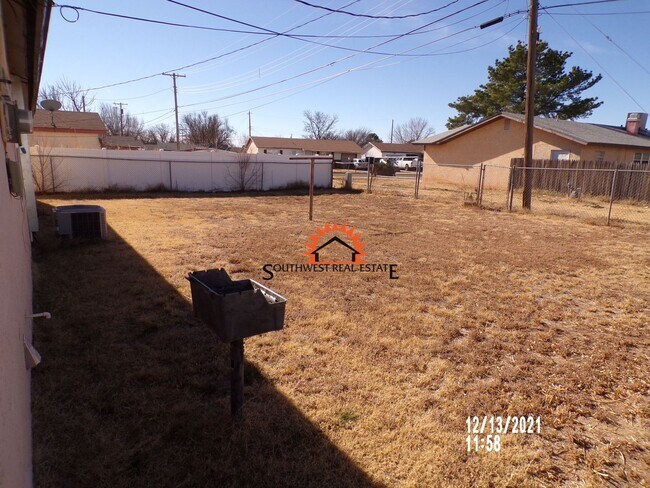 Building Photo - Cute 3 bedrooms 2 bath home 1 car garage