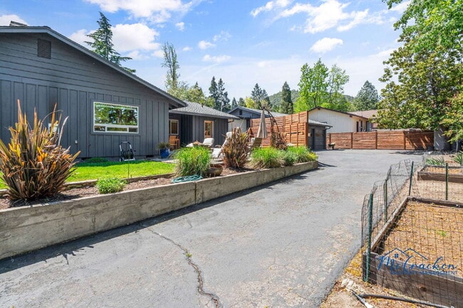 Building Photo - Modernized Spacious 3 Bedroom Home with Lush Outdoor Living in the Heart of Ashland