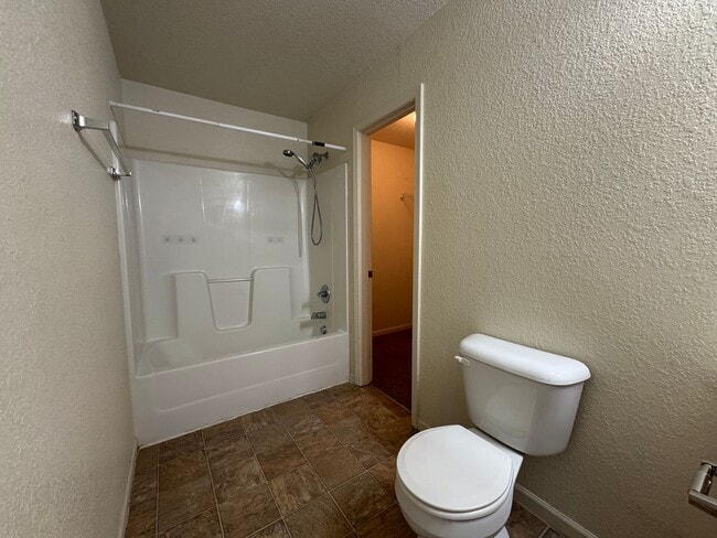 Building Photo - 3 Bed 2 Bath Duplex To Include Single Car ...