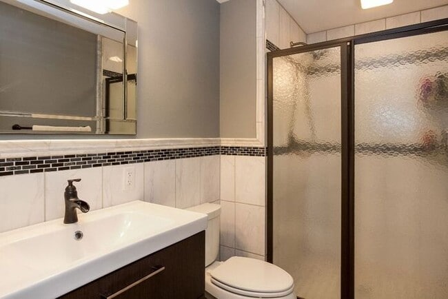 Building Photo - $4,400 | 5 Bedroom, 3 Bathroom House | Pet...