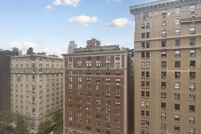 Building Photo - 900 Park Ave
