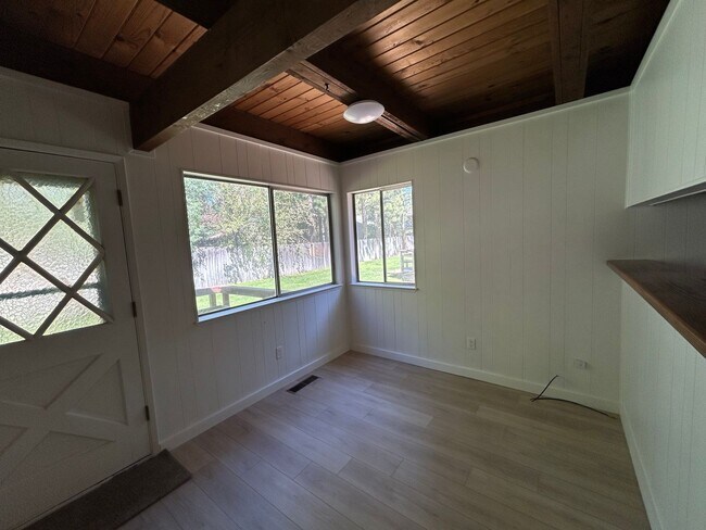 Building Photo - Highland Woods Neighborhood * Renovated 2 ...