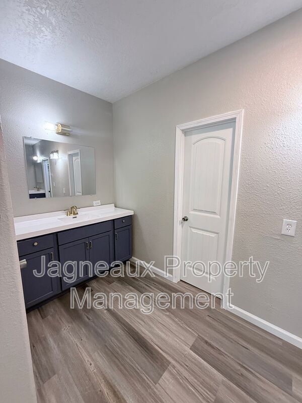 Building Photo - 816 Shady Ln