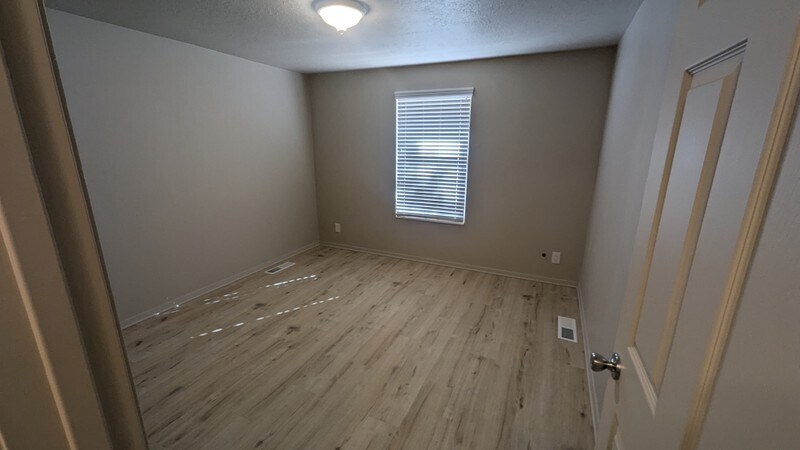 Building Photo - 600 N 2450 E