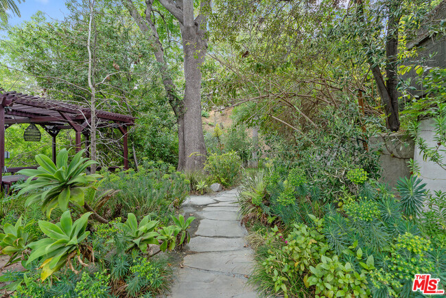 Building Photo - 3337 Ledgewood Dr