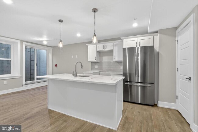 Building Photo - 2034 N Front St