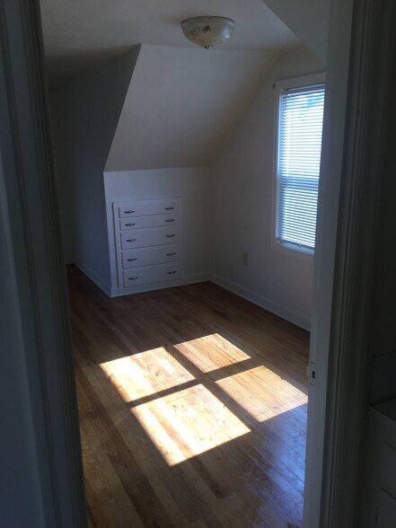 Building Photo - 1010 E 2nd St