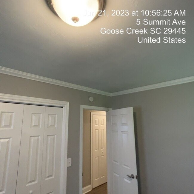Building Photo - Relaxed Living with Spacious Yard in Goose...