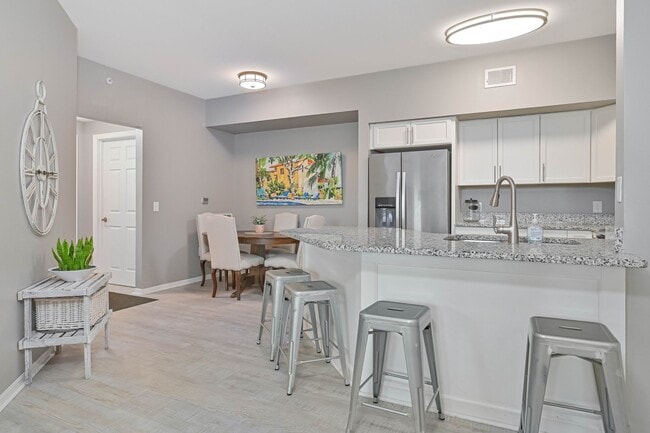 Building Photo - NOW AVAILABLE - Cozy Condo in Fort Myers - 15 Minutes from Beach!