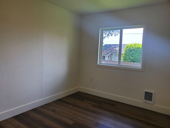 Building Photo - Recently Remolded Duplex