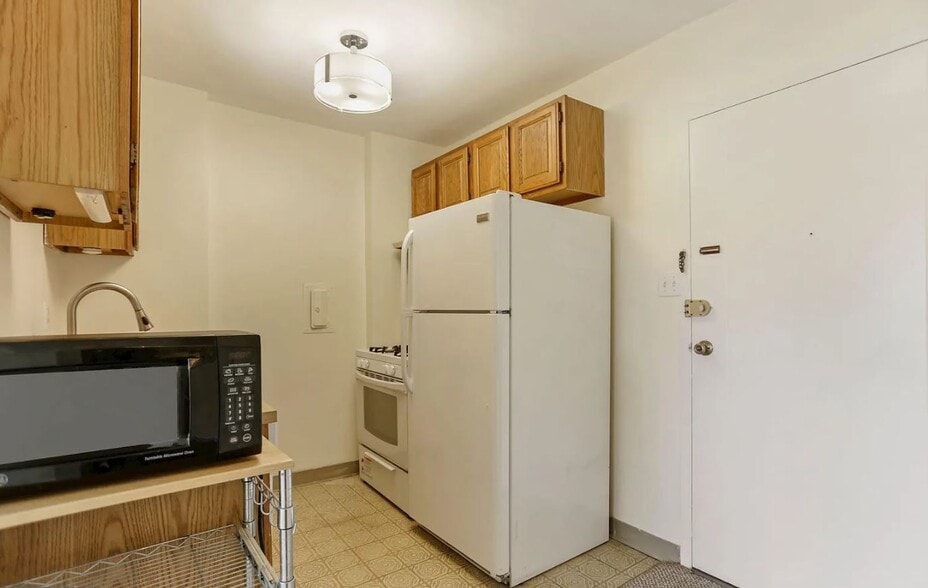 Building Photo - 922 24th St NW