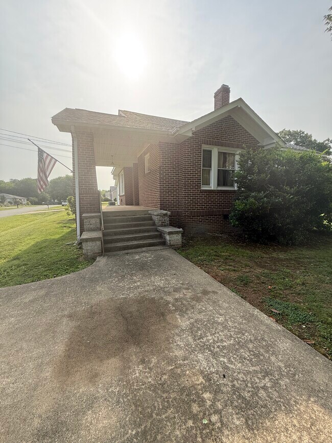 Building Photo - 839B Sanford Rd
