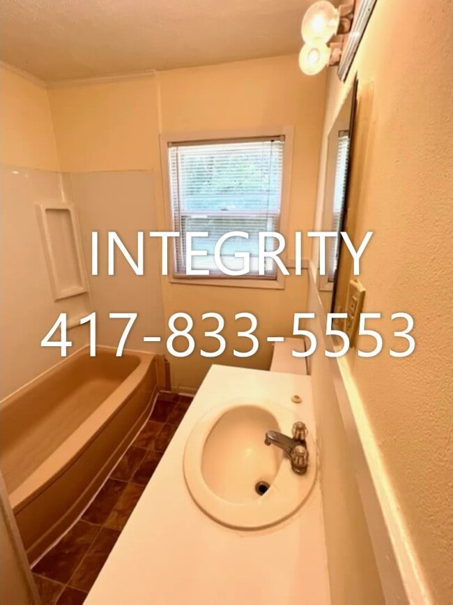 Building Photo - 1537 N Kentwood Ave