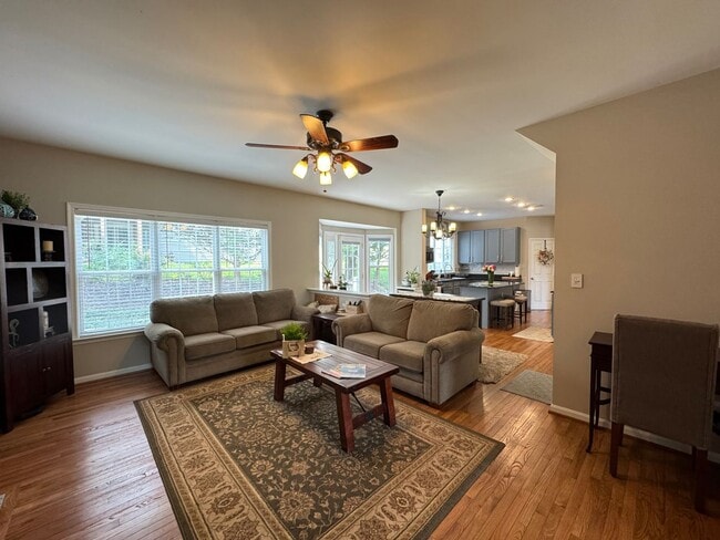 Building Photo - Stunning 4 Bed 3.5 Bath Single Family Home...