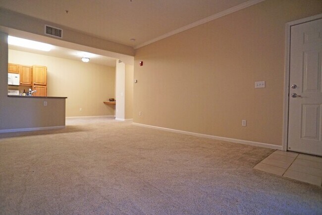 Building Photo - 3 bedroom, 2 bathroom condo with great flo...