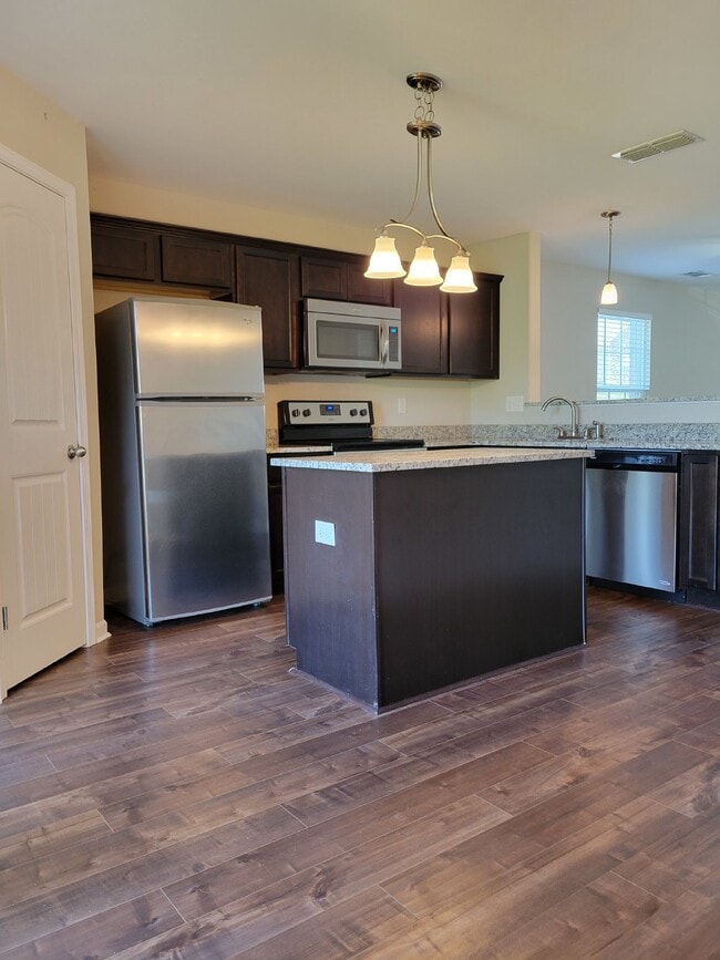 Building Photo - Highly desirable end unit in sought after Cobblestone in Goodlettsville!