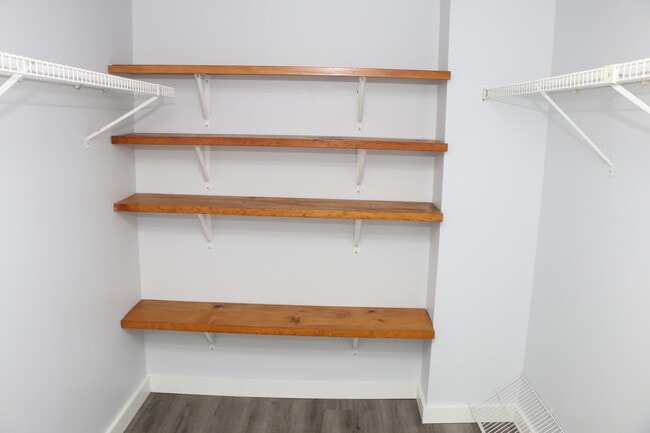 Building Photo - 400 Club Cir