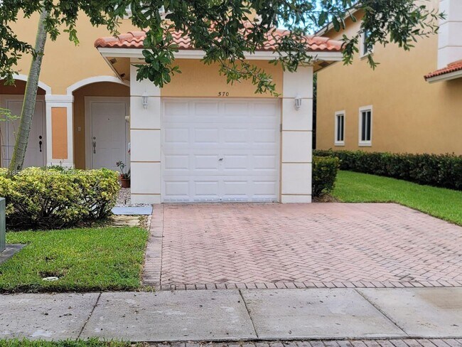 Building Photo - 570 Princess Dr