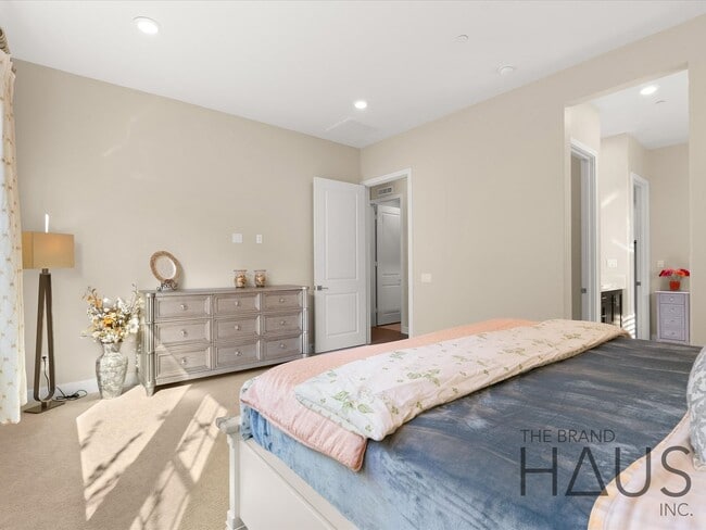 Building Photo - Rare 55+ Gated Travata Community – Bedrooms on Main + Loft + Resort-Style Amenities!